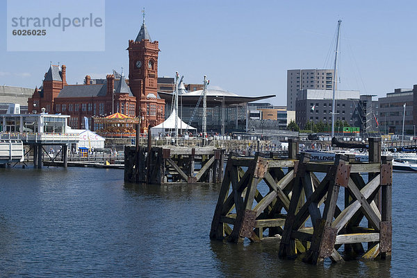 Blick auf Mermaid Quay  Pierhead Building und Welsh (Senat)  Cardiff Bay  Cardiff  Wales  Vereinigtes Königreich  Europa