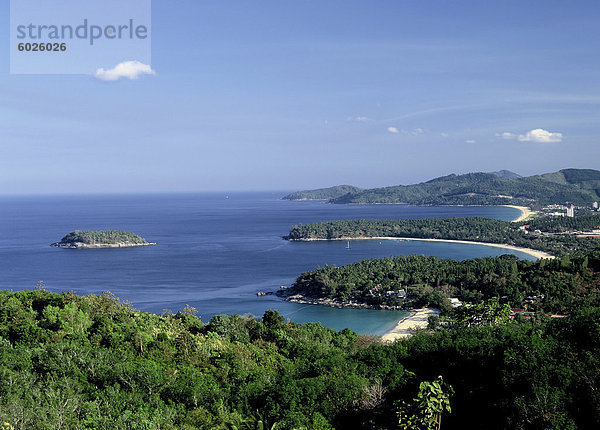 Blick auf die Küste von Phuket Kata Noi Beach und Kata Beach in den Vordergrund  Thailand  Südostasien  Asien zeigen