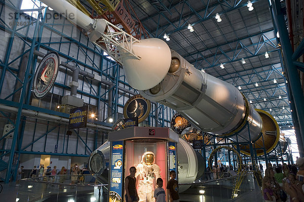 Saturn V Rakete  Befehl und Service-Module und einen Raumanzug von Apollo 13  Kennedy Space Center  Cape Canaveral  Florida  Vereinigte Staaten von Amerika  Nordamerika