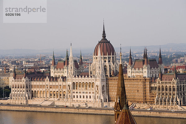 Parlamentsgebäude an der Donau mit reformierte Kirche im Vordergrund  UNESCO-Weltkulturerbe  Budapest  Ungarn  Europa