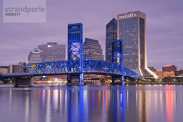 Main Street Bridge und die Skyline  Jacksonville  Florida  Vereinigte Staaten von Amerika  Nordamerika