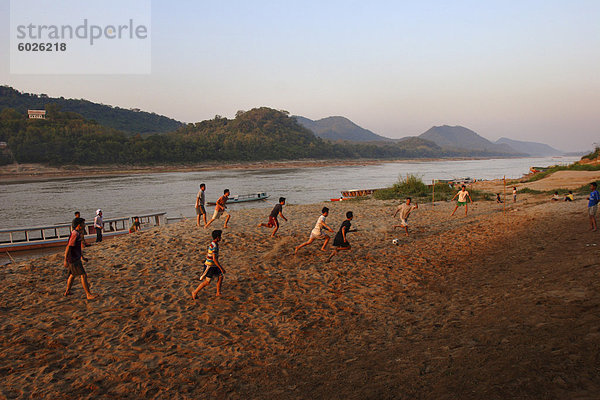 Fußball spielen  am Ufer des Mekong  Luang Prabang  Laos  Indochina  Südostasien  Asien