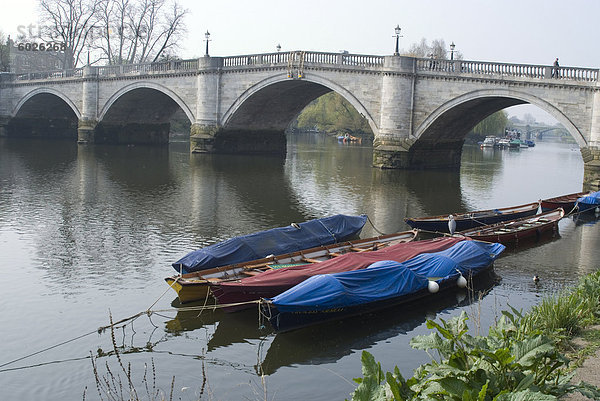 Richmond Bridge über die Themse  Richmond  Surrey  England  Vereinigtes Königreich  Europa