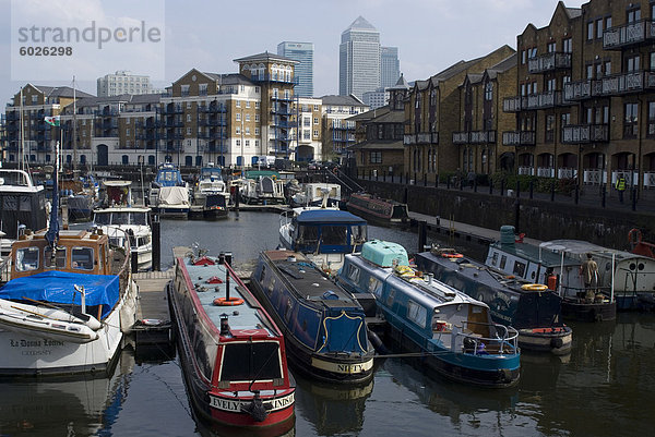 Limehouse Basin mit Blick auf Canary Wharf  Docklands  London  England  Vereinigtes Königreich  Europa