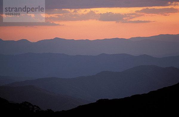 Landschaft anzeigen  Dämmerung Glühen und Bergrücken der Highländer vom Mount Feathertop  Alpine National Park  High Country  Victoria  Australien  Pazifik