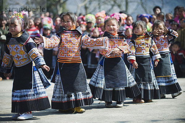 Mädchen in ethnischen Kostüm bei 4 Dichtungen Miao Mondkalender New Year Festival  Xinyao Dorf  Provinz Guizhou  China  Asien