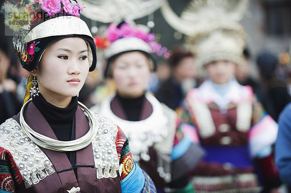 Frauen in ethnischen Kostüm bei einem Lunar New Year Festival in der Miao Dorf Qingman  Provinz Guizhou  China  Asien