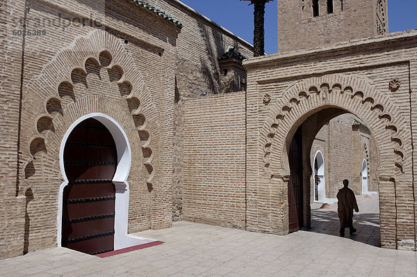 Das Koutoubia-Minarett im Herzen der alten Medina neben einer Moschee des gleichnamigen  gebaut im 12. Jahrhundert  Marrakesch  Marokko  Nordafrika  Afrika