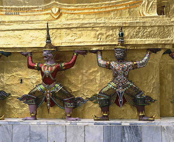 Detail der mythologischen Figuren im Tempel des Smaragd-Buddha (Wat Phra Kaeo) (Wat Phra Kaew) in den Königspalast Bereich  Bangkok  Thailand  Südostasien  Asien