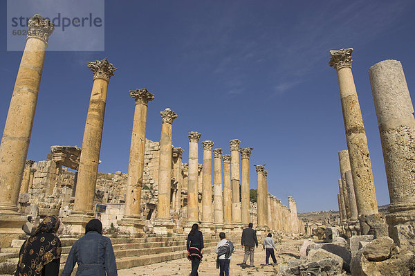 Familie zu Fuß hinauf Cardo Maximus  Jerash  Jordan  Naher Osten