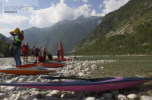 Gruppe von Menschen  die immer bereit für die Kanufahrt auf der Soca River  Nationalpark Triglav  Julische Alpen  Slowenien  Europa
