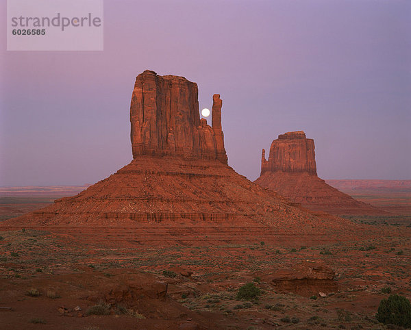 Der Mond über die Felsformationen bekannt als The Mittens im Navajo-Reservat in Monument Valley  Utah  Vereinigte Staaten von Amerika  Nordamerika