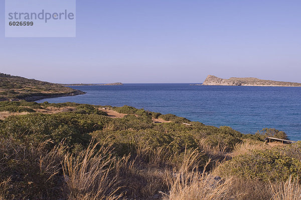 Eine Aussicht auf das Meer von der Insel Spinalonga in der Nähe von Elounda  Kreta  griechische Inseln  Griechenland  Europa