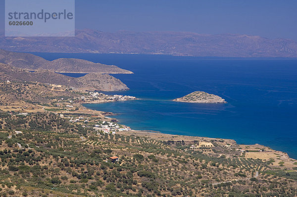 Ein Blick auf die Küste von Mirsini in Richtung Mohlos unterwegs bis Sitia an der nördlichen Küste von Kreta  griechische Inseln  Griechenland  Europa