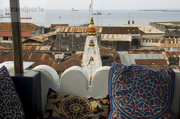 Eine Ansicht von Stone Town einschließlich der Hindu-Tempel von der Dachterrasse des 236 Hrumzi Hotel  ehemals Emerson & grün  Stone Town  UNESCO Weltkulturerbe  Sansibar  Tansania  Ostafrika  Afrika