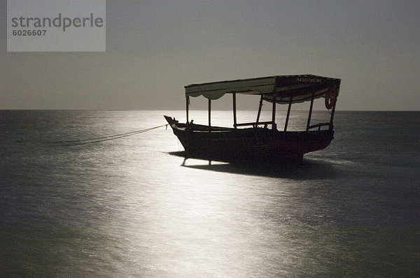 Ein Boot im Mondlicht auf Paje Beach  Paje  Zanzibar  Tansania  Ostafrika  Afrika