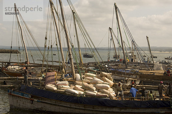 Große Ladung Dhaus in Stone Town Hafen  Sansibar  Tansania  Ostafrika  Afrika