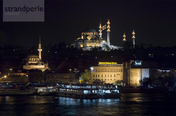 City Skyline bei Nacht einschließlich der Sulemaniye Moschee und Rustem Pasa Moschee  Istanbul  Türkei  Europa  Eurasien