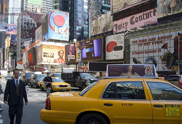 Gelben taxis und Werbetafeln in Times Square  New York City  New York  Vereinigte Staaten von Amerika  Nordamerika