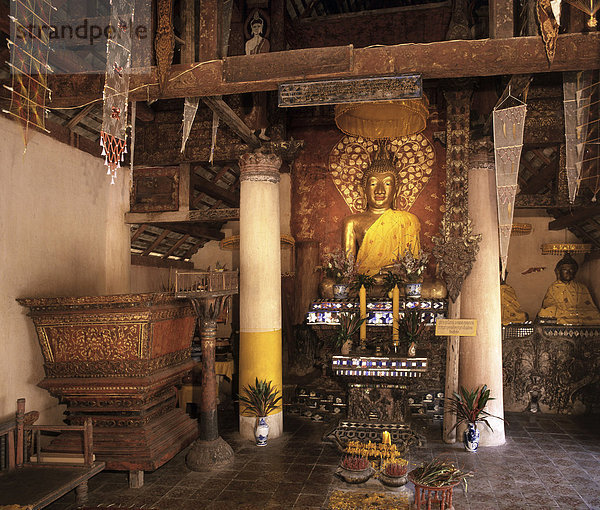 Schrift Brust  Buddha Statue und Glasmosaik Altar am Wat Lai Hin  Lampang  Thailand  Südostasien  Asien