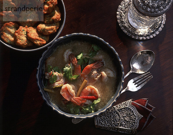 Tom Yum Goong Suppe und Fisch Kuchen  Thailand  Südostasien  Asien