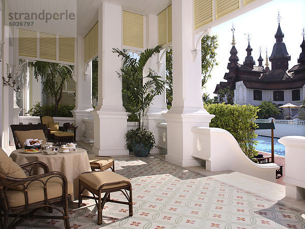 Draußen auf dem Balkon mit einem Blick auf den Pool bei der Mandarin Oriental Dhara Dhevi in Chiang Mai  Thailand  Südostasien  Asien Restaurants