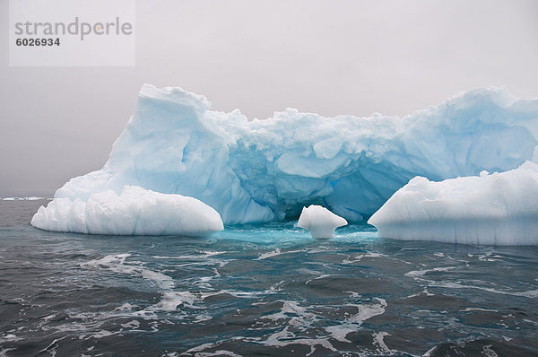 Eisberg  nahe der Antarktischen Halbinsel  Yalour Island  Antarktis  Polarregionen