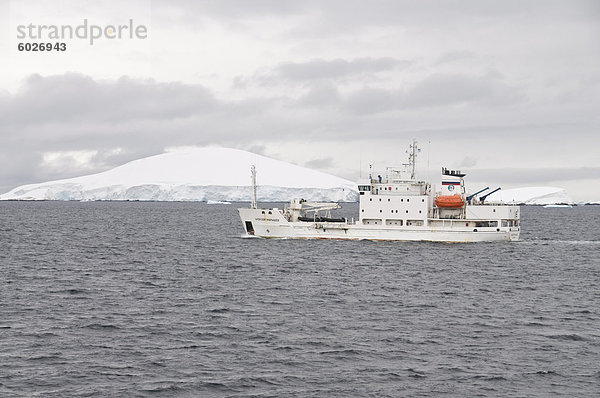 Schiff Segeln in den Gewässern um die Antarktische Halbinsel  Antarktis  Polarregionen