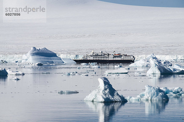Informationsschalter Schiff im Eis in der Nähe von Brown Bluff  Antarktische Halbinsel  Antarktis  Polarregionen