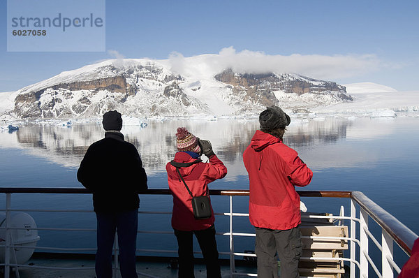 Schiff nähert sich Brown Bluff  Antarktische Halbinsel  Antarktis  Polarregionen