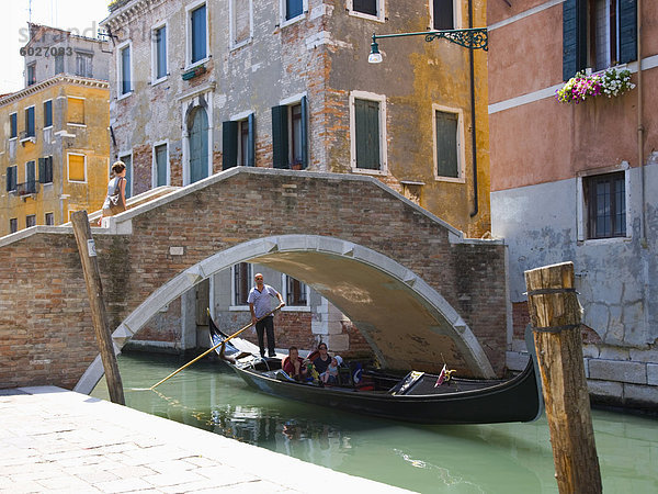 Gondel vorbei unter der Ponte Ruga Vecchia  Bezirk Santa Croce  Venedig  Veneto  Italien  Europa