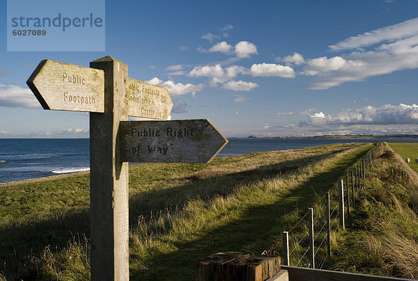 Europa Großbritannien Weg Zeichen Insel Heiligkeit öffentlicher Ort England Wanderweg Northumberland Signal