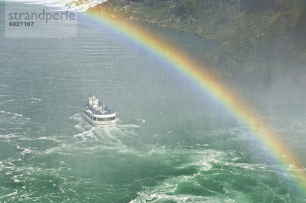 Mädchen von den Mist Informationsschalter Ausflugsboot unter dem Horseshoe Falls Wasserfall mit Regenbogen in Niagara Falls  Ontario  Kanada  Nordamerika
