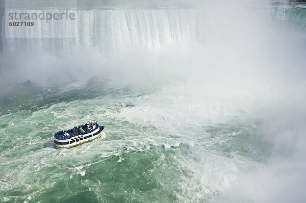 Mädchen von den Mist Informationsschalter Ausflugsboot unter dem Wasserfall Horseshoe Falls in Niagara Falls  Ontario  Kanada  Nordamerika