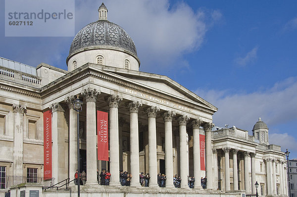 Der Haupteingang  der National Gallery  Trafalgar Square  London  England  Vereinigtes Königreich  Europa
