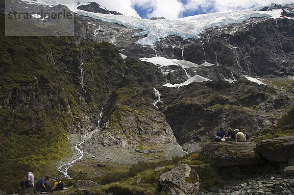 Wanderer sehen Wasser Kaskadierung von Rob Roy Gletscher  Mount-Aspiring-Nationalpark  Otago  Südinsel  Neuseeland  Pazifik