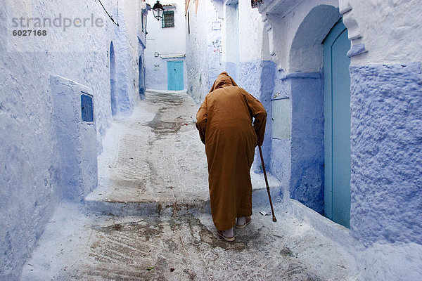 Alter Mann zu Fuß in eine typische Straße in Chefchaouen  Rif-Gebirge Gebiet  Marokko  Nordafrika  Afrika