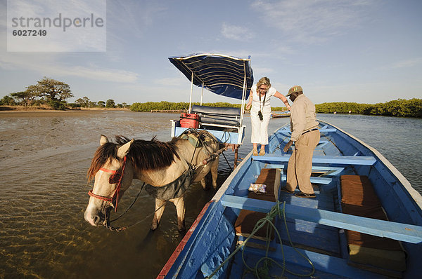 Bereitstellung von Fluggästen an Piroge oder Fischerboot auf den Backwaters Sine-Saloum Delta  Senegal  Westafrika  Afrika