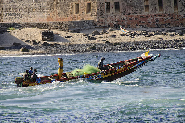 Piroge oder Fischerboot  Goree Island  in der Nähe von Dakar  Senegal  Westafrika  Afrika