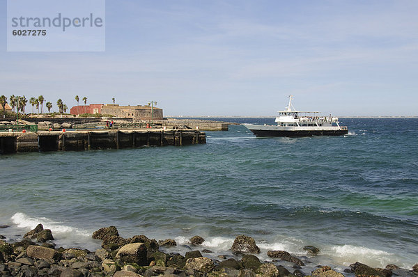 Fähre Ankunft Goree Island  in der Nähe von Dakar  Senegal  Westafrika  Afrika