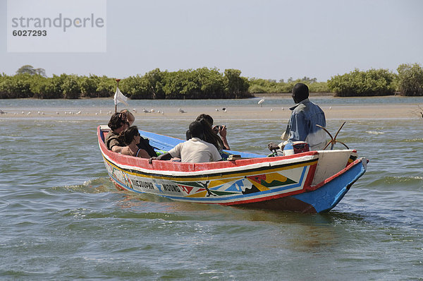 Piroge oder Fischerboot auf den Backwaters Sine-Saloum Delta  Senegal  Westafrika  Afrika