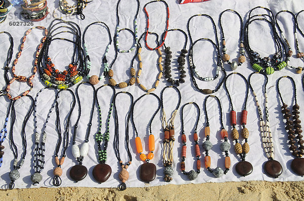 Schmuck von fliegenden Händlern am Strand von Saly  Senegal  Westafrika  Afrika verkauft