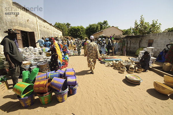 Markt am Ngueniene  in der Nähe von Mbour  Senegal  Westafrika  Afrika