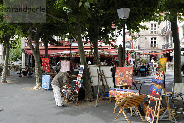 Tourismusmarkt und Gemälde für Verkauf  St. Jean de Luz  Pyrenees-Atlantique  Frankreich  Europa