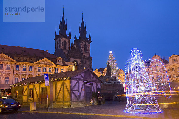 Altstädter Ring zu Weihnachtszeit und Tyn Cathedral  Prag  Tschechische Republik  Europa