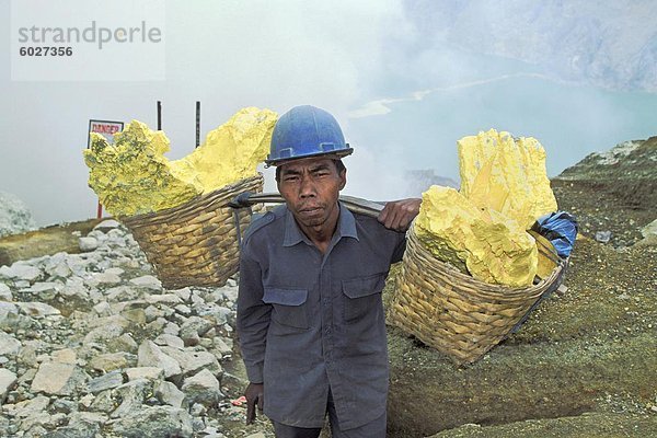 Man engagiert in Schwefel Bergbau  eine Rücken-Bruch und gefährliche Arbeit im Kawah Ijen Krater  Vulkan Ijen  Ost-Java  Indonesien  Südostasien  Asien