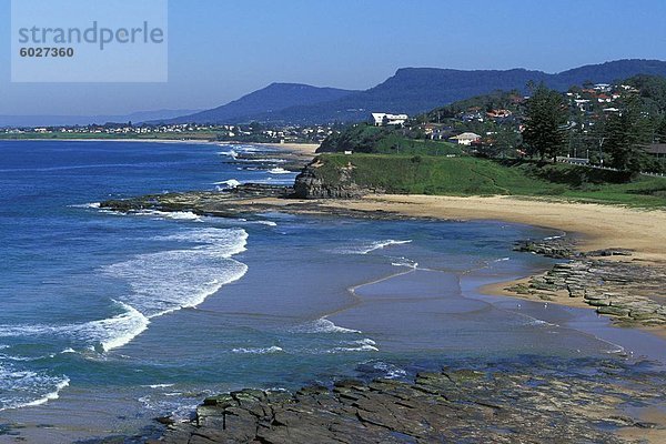 Betrachten Südwesten vom Austinmer Beach Park in Richtung Thirroul und die Illawara Escarpment Bulli  Austinmer  New South Wales  Australien  Pazifik