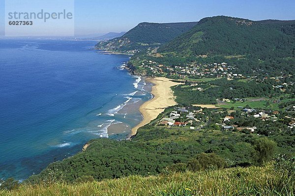 Suchen Sie nach Südwesten von kahlen Hügel über Stanwell Park Strand in Richtung Illawara Escarpment und Wollongong  Stanwell Park  New South Wales  Australien  Pazifik