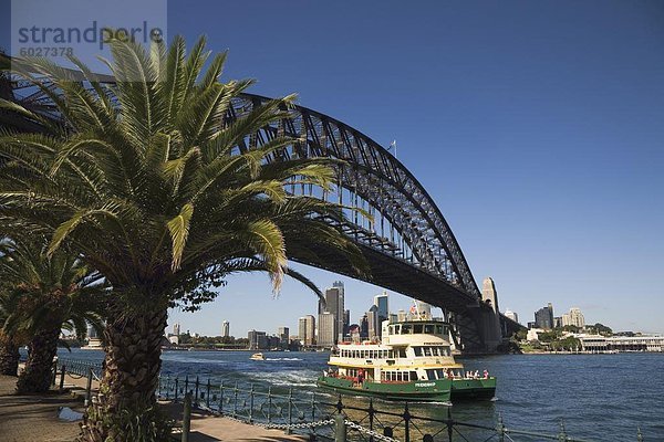 Zwei ältere Symbole von Sydney  die Harbour Bridge in Milsons Point an der Küste von North Sydney und Freundschaft  eine First Fleet-Klasse von Sydney Ferries  Sydney  New South Wales  Australien  Pazifik