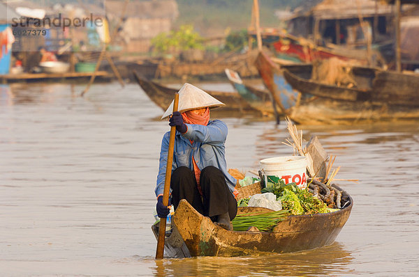 Frau im Boot  Chong Kneas schwimmende Dorf  Tonle Sap See  Siem Reap  Kambodscha  Indochina  Südostasien  Asien